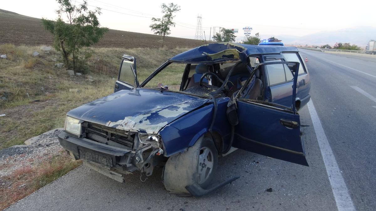 Afyonkarahisar'da ata &ccedil;arpan otomobildeki 4 kişi yaralandı