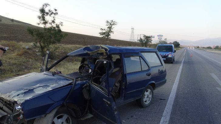 Afyonkarahisar'da ata çarpan otomobildeki 4 kişi yaralandı G3