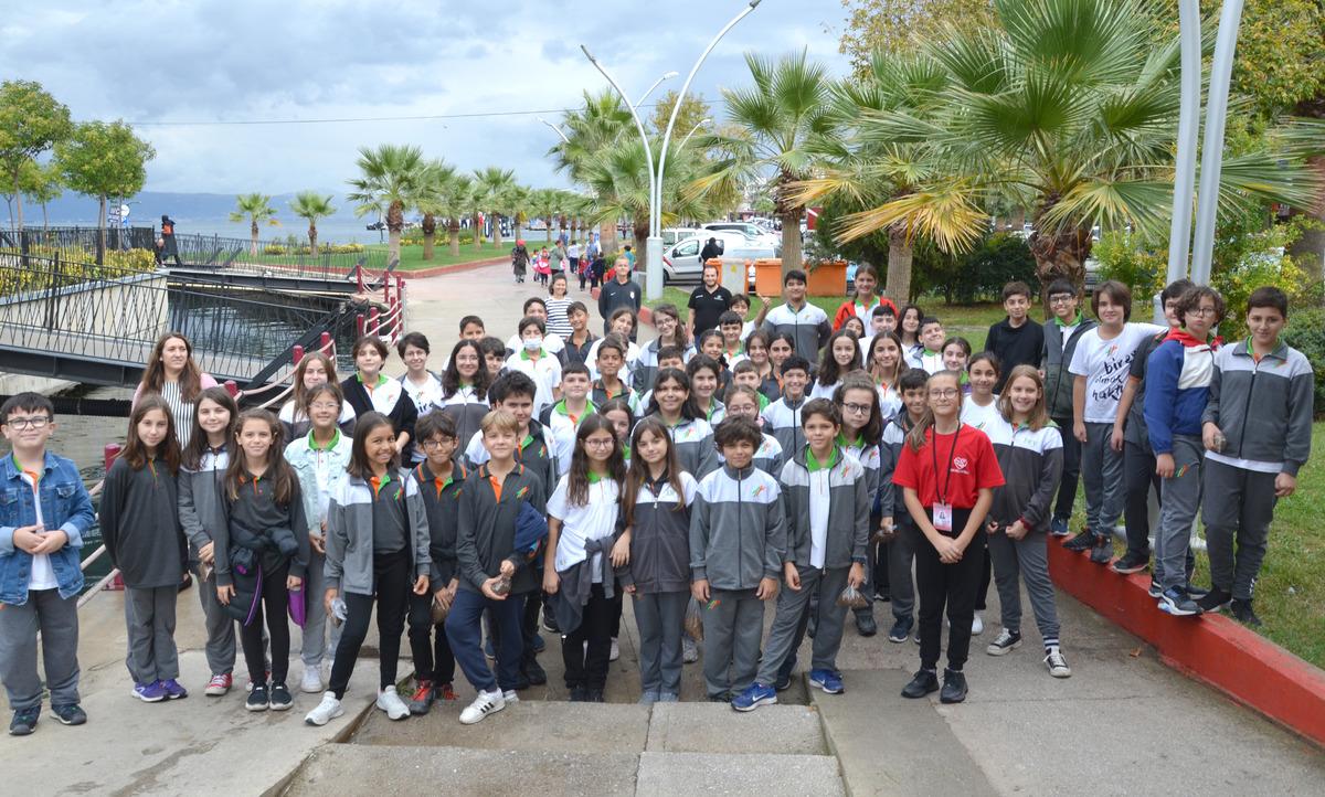 Kocaeli'de &ouml;ğrencilerden l&ouml;semi hastası Cemre'ye s&uuml;rpriz doğum g&uuml;n&uuml; kutlaması