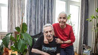 2. Sayfa'nın konuğu Aydemir Akbaş'ın eşi Beyhan Benek kimdir? Beyhan Benek ve Aydemir Akbaş kaç kez evlendi? Ne iş yapıyor?