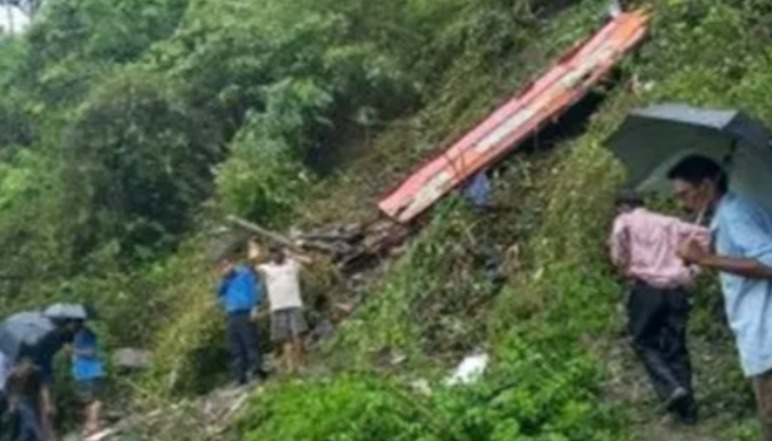 Hindistan’da düğün davetlilerini taşıyan otobüs 1600 metrelik uçurumdan düştü! Korkunç kaza: 25 ölü...