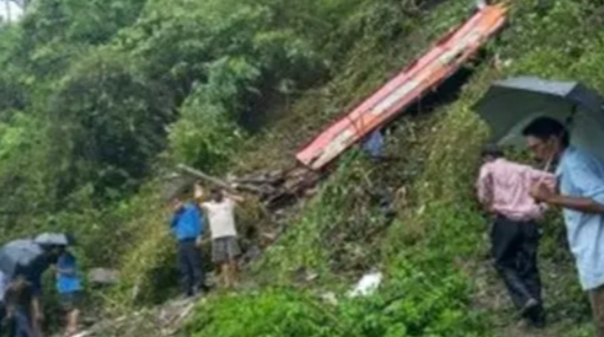 Hindistan’da düğün davetlilerini taşıyan otobüs 1600 metrelik uçurumdan düştü! Korkunç kaza: 25 ölü...