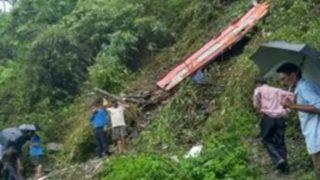 Hindistan’da düğün davetlilerini taşıyan otobüs 1600 metrelik uçurumdan düştü! Korkunç kaza: 25 ölü...