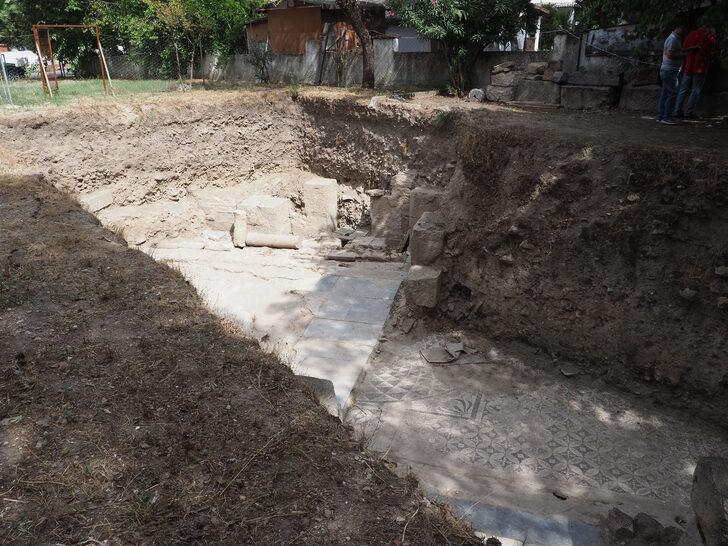 Adramytteion kazısında Roma hamamına ait yer altı ısıtma sistemi bulundu G1