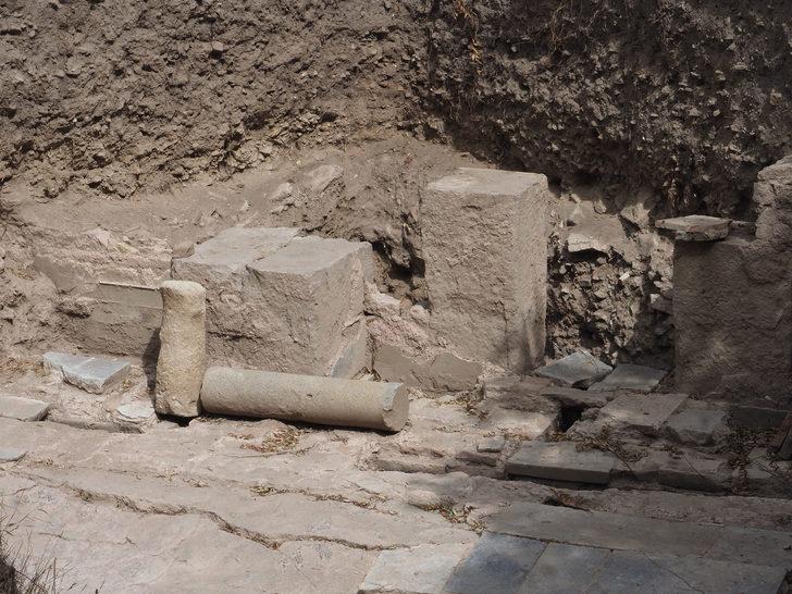 Adramytteion kazısında Roma hamamına ait yer altı ısıtma sistemi bulundu G2