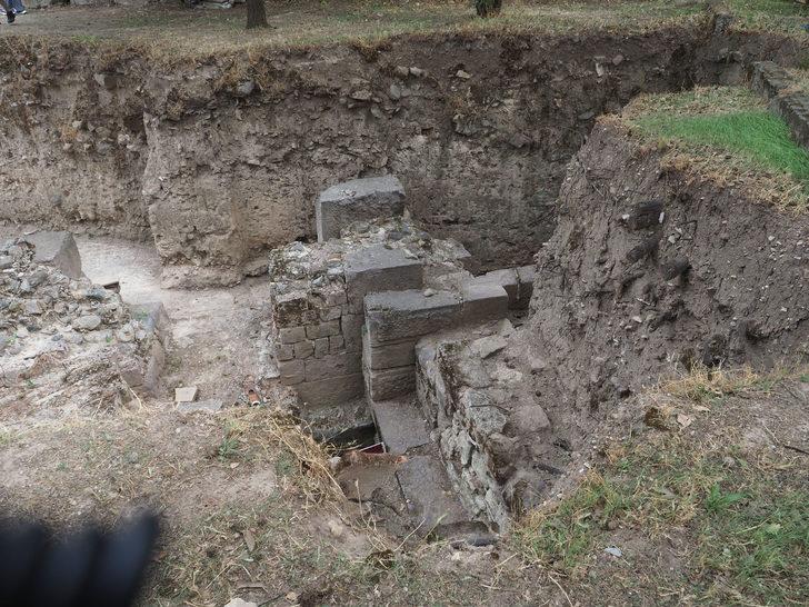 Adramytteion kazısında Roma hamamına ait yer altı ısıtma sistemi bulundu G4