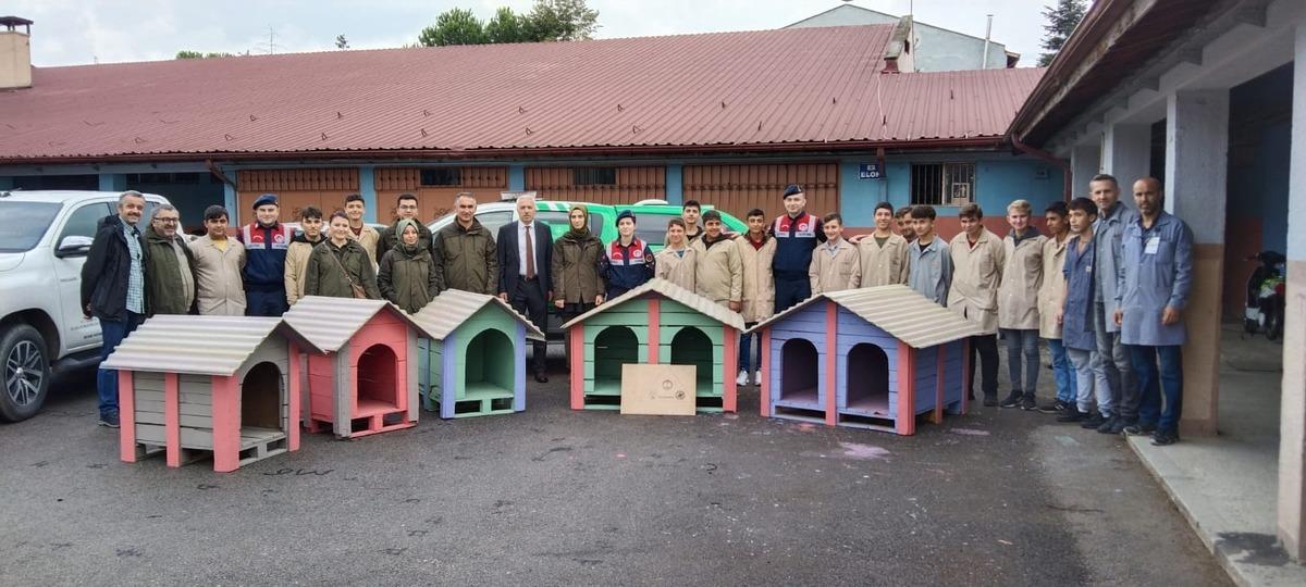 D&uuml;zce'de lise &ouml;ğrencileri "can dostlar" i&ccedil;in kul&uuml;be tasarladı