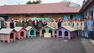 Düzce'de lise öğrencileri can dostlar için kulübe tasarladı