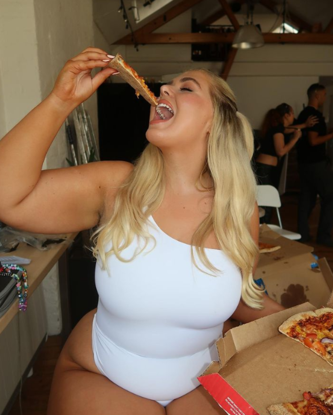 B&uuml;y&uuml;k beden model Isabel Nicholls Nall, i&ccedil; &ccedil;amaşırıyla yataktan paylaştı! Sosyal medyada beğeni butonu &ccedil;&ouml;kt&uuml;