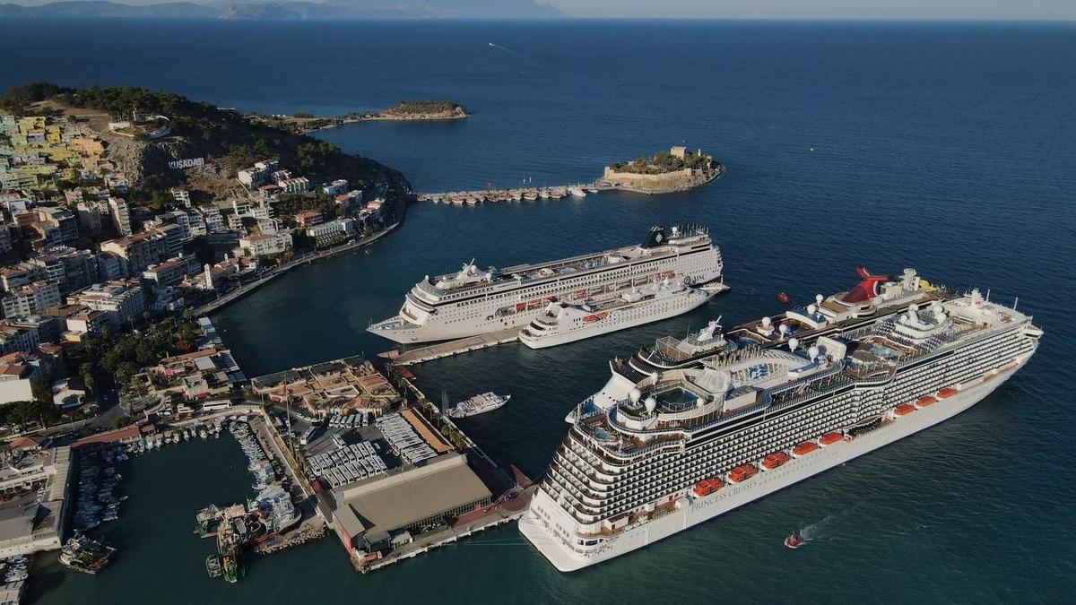 Kuşadası'na 4 kruvaziyerle 8 bin 968 turist geldi