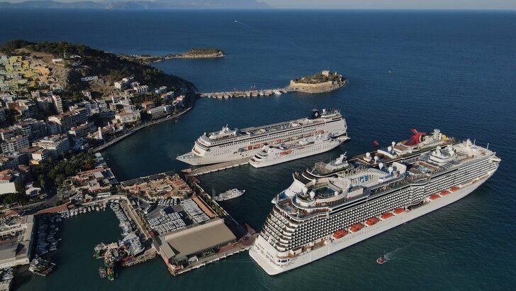 Kuşadası'na 4 kruvaziyerle 8 bin 968 turist geldi G1