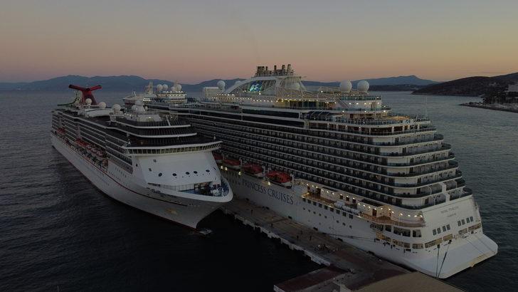 Kuşadası'na 4 kruvaziyerle 8 bin 968 turist geldi G3