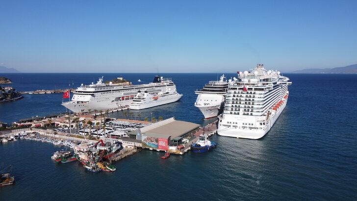 Kuşadası'na 4 kruvaziyerle 8 bin 968 turist geldi G5