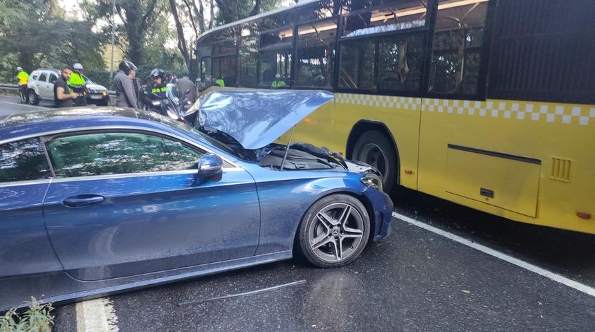 Sarıyer'de İETT'ye bağlı özel halk otobüsüyle otomobil çarpıştı