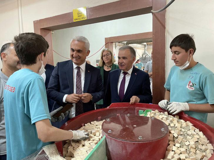 Kastamonu'daki meslek lisesinde 75 bininci oyuncağın üretilmesi pastayla kutlandı G3