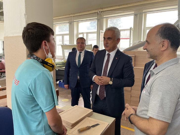 Kastamonu'daki meslek lisesinde 75 bininci oyuncağın üretilmesi pastayla kutlandı G4