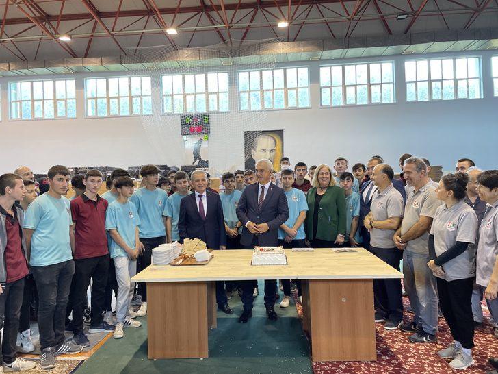 Kastamonu'daki meslek lisesinde 75 bininci oyuncağın üretilmesi pastayla kutlandı G5