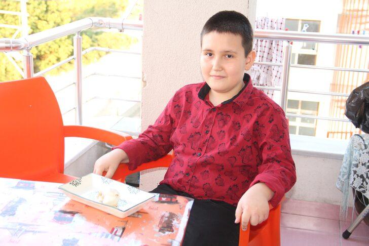 9 yaşındaki Muhammed leblebi yer gibi sarımsak yiyor! 'Her gün en az beş diş yiyorum, hiç hasta olmadım' G3
