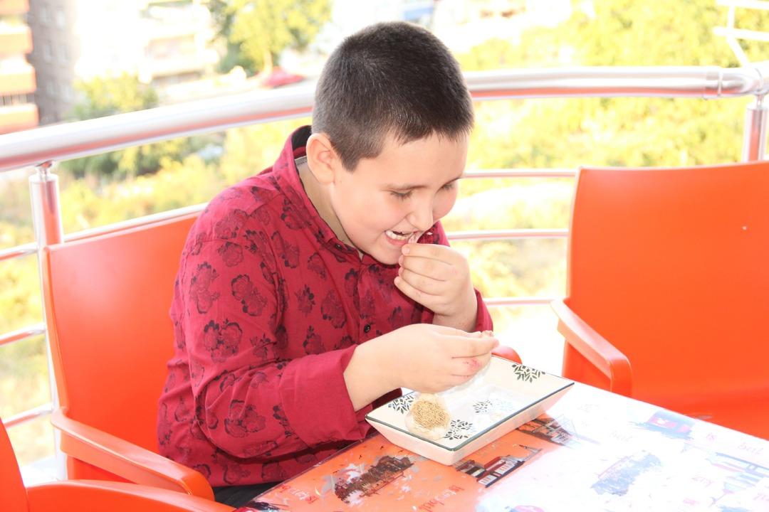 9 yaşındaki Muhammed leblebi yer gibi sarımsak yiyor! 'Her g&uuml;n en az beş diş yiyorum, hi&ccedil; hasta olmadım'