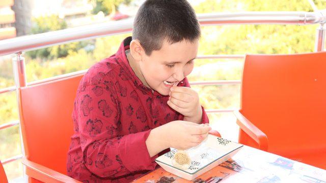 9 yaşındaki Muhammed leblebi yer gibi sarımsak yiyor! 'Her gün en az beş diş yiyorum, hiç hasta olmadım'