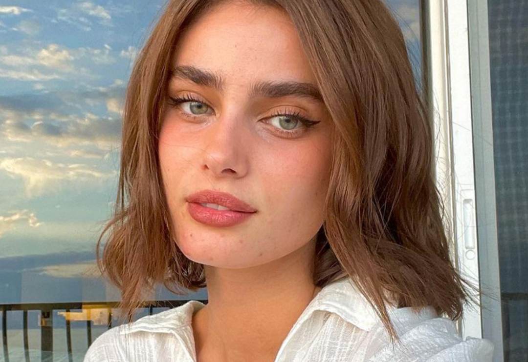 Taylor Hill gibi kalın kaşlara sahip olmak i&ccedil;in yapmanız gereken basit! Hayal ettiğiniz g&uuml;r kaşlara doğal yollarla kavuşabilirsiniz