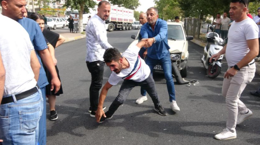 Adıyaman'da feci kaza! Hamile kadına çarptı, sürücü kendini yerden yere vurdu