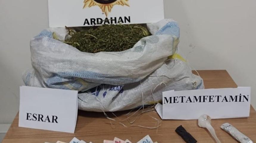 Ardahan'da uyuşturucu operasyonunda 2 ş&uuml;pheli tutuklandı
