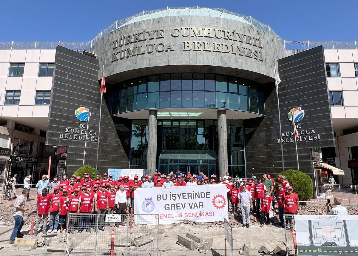 Kumluca Belediyesinde iş&ccedil;iler greve başladı