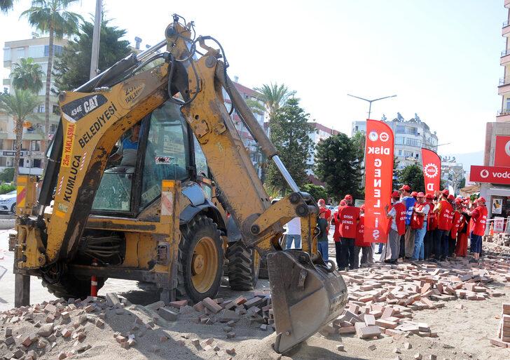 Kumluca Belediyesinde işçiler greve başladı G2