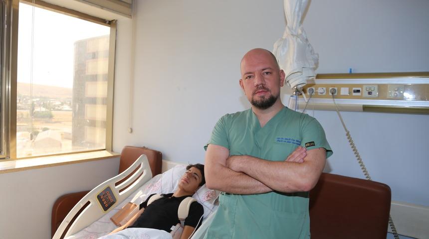 Van'da yapılan skolyoz ameliyatıyla hastanın omuriliğindeki eğrilik 46 derece düzeltildi