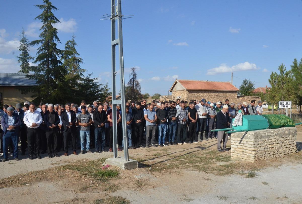 G&Uuml;NCELLEME - Karaman'da k&ouml;peğin saldırısı sonucu &ouml;len kadının cenazesi toprağa verildi