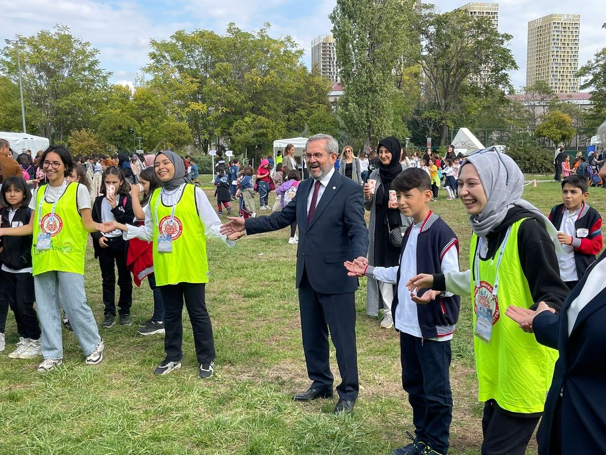 Yaşlılarla &ccedil;ocuklar, bilim ve oyun festivalinde bir araya geldi