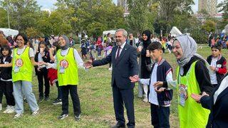 Yaşlılarla çocuklar, bilim ve oyun festivalinde bir araya geldi