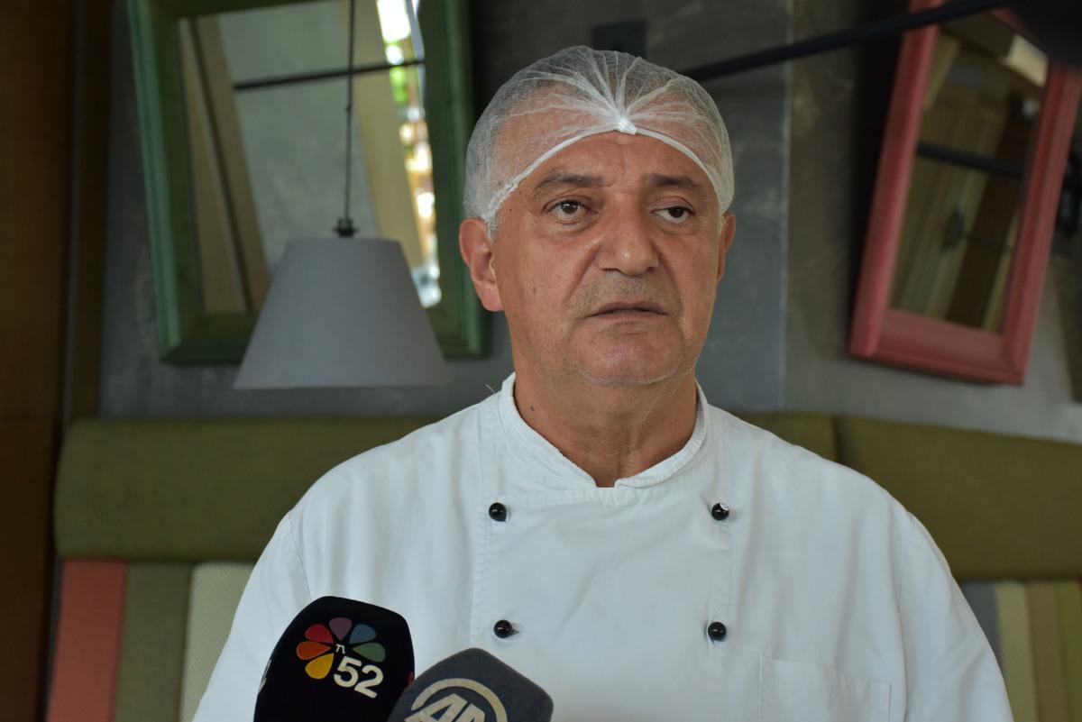 G&ouml;rme engelli Namık Tuncel, engelliler i&ccedil;in restoran personelini bilgilendirdi