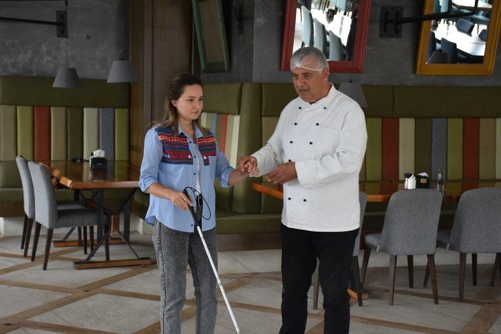 Görme engelli Namık Tuncel, engelliler için restoran personelini bilgilendirdi G3