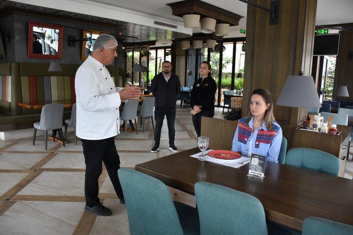 Görme engelli Namık Tuncel, engelliler için restoran personelini bilgilendirdi G4