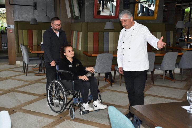Görme engelli Namık Tuncel, engelliler için restoran personelini bilgilendirdi G5