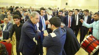 Halay çeken bakana dolar atma yarışı