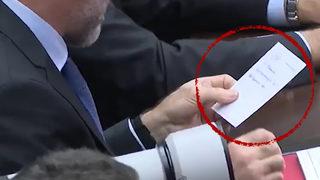 AK Parti Grup Toplantısı'nda güldüren anlar! Bakan Varank'tan Nureddin Nebati'ye ilginç not kameralara takıldı...