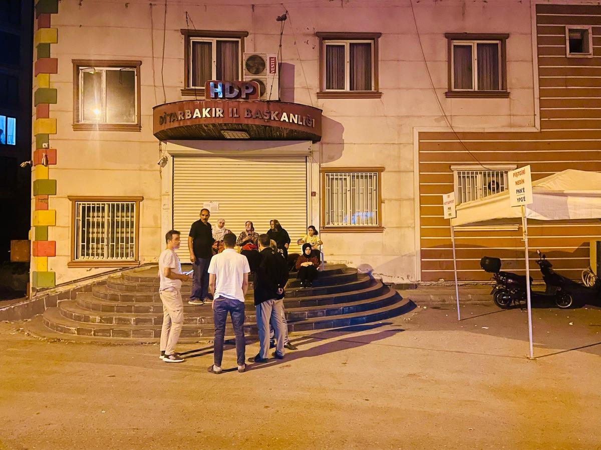 HDP Diyarbakır il binası ka&ccedil;ak kat nedeniyle m&uuml;h&uuml;rlendi