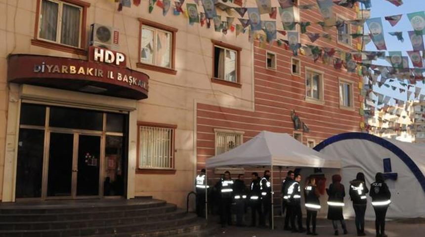 Önünde evlat nöbetinin sürdüğü Diyarbakır HDP il binası mühürlendi