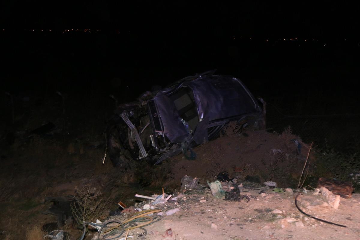 Sivas'ta hafif ticari ara&ccedil; şarampole devrildi 3 kişi &ouml;ld&uuml;