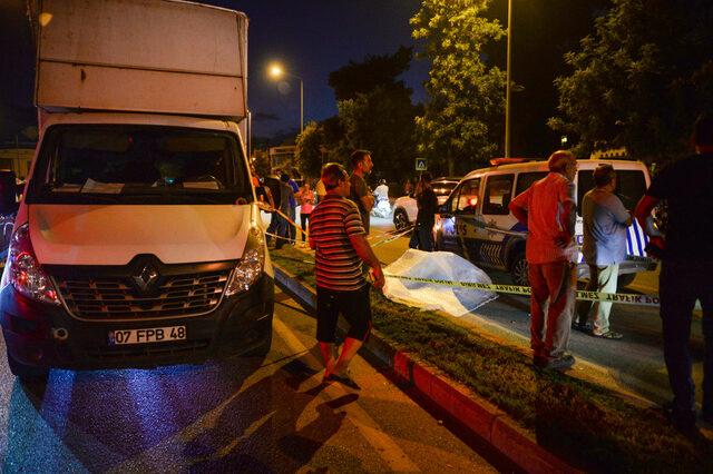 Antalya'da yaya geçidini kullanan kadın motosikletin çarpması sonucu öldü