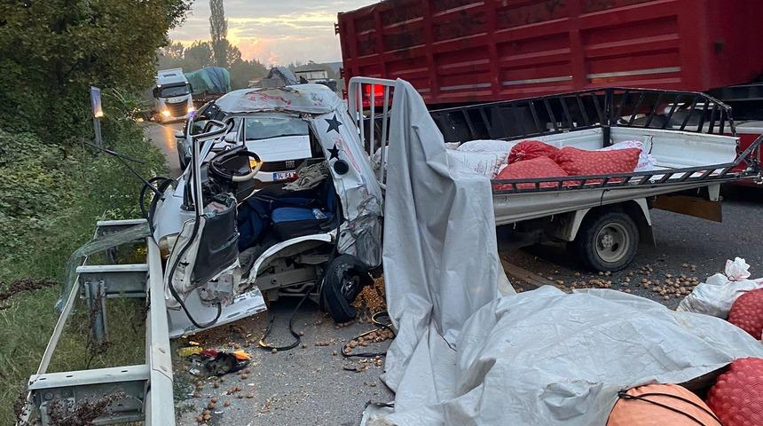 Bursa'da tırla kamyonetin çarpıştığı kazada 3 kişi yaralandı