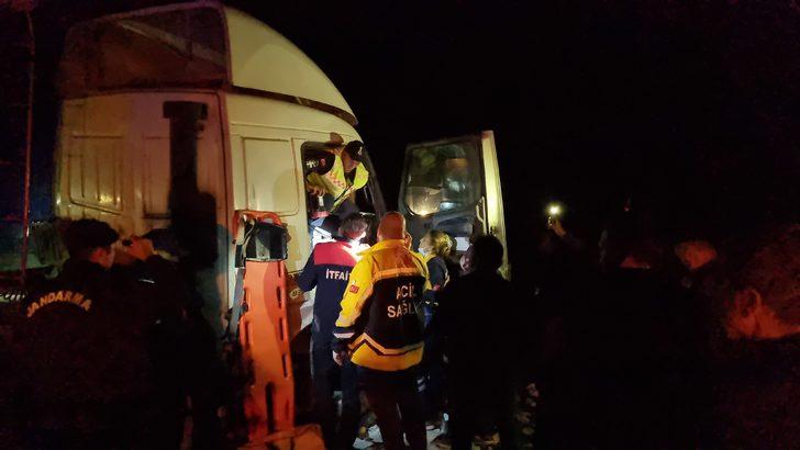 Düzce'de 2 tırın çarpıştığı kazada 3 kişi yaralandı G4