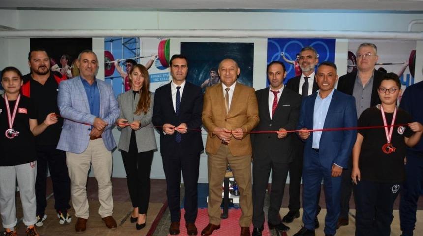 Halter Federasyonu Başkanı Talat Ünlü, halter salonunun açılışına katıldı