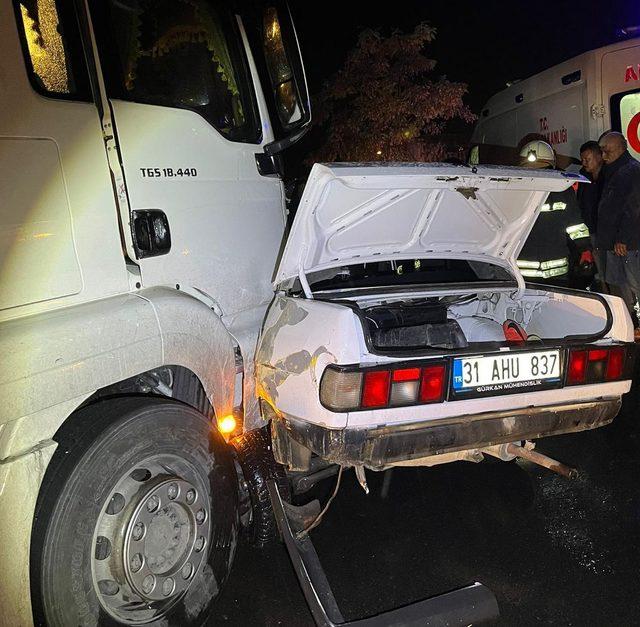 Konya'da otomobil ile tırın çarpıştığı kazada 1 kişi öldü, 1 kişi yaralandı