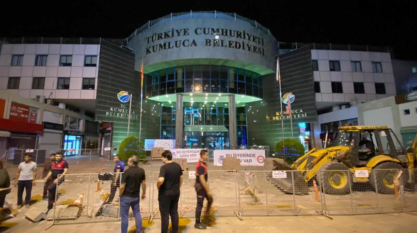 Kumluca Belediyesindeki işçilerin grevi devam ediyor