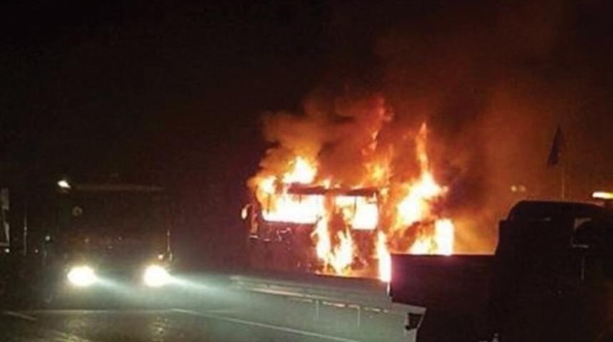 Ankara'da seyir halindeki yolcu otobüsü alev alev yandı