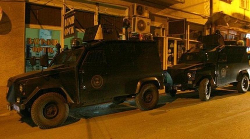İzmir&rsquo;de eller tetikte polisler ter&ouml;rist avında